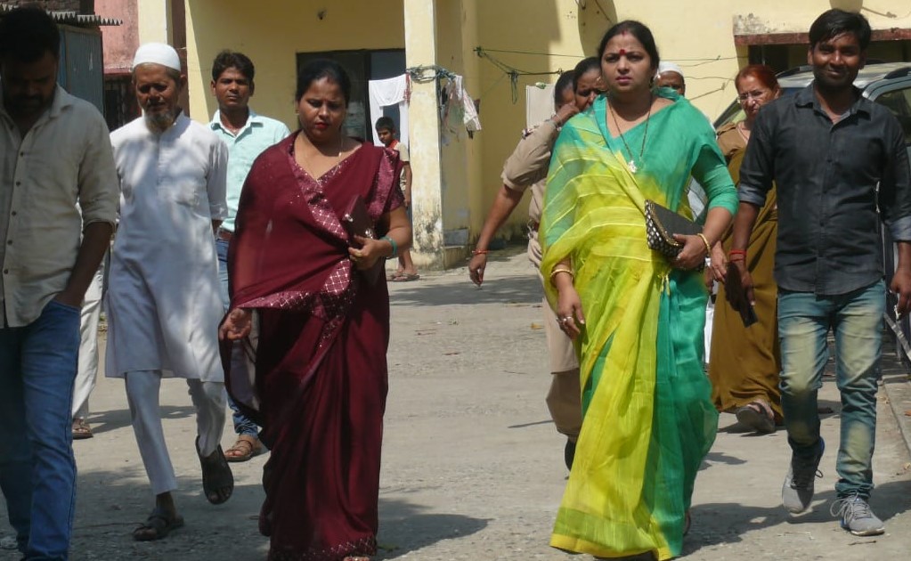 मा. सदस्य श्रीमती संगीता तिवारी द्वारा आजमगढ़ में जिला महिला अस्पताल का निरीक्षण